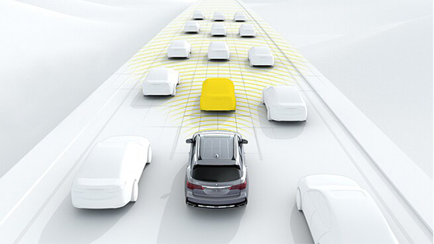 A four door SUV using its distance keeping technology, sensing a vehicle ahead of it.  / VUS quatre portes qui détecte un véhicule devant grâce à sa technologie de maintien de la distance. 